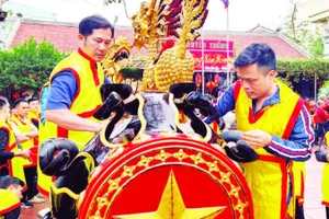 1. Thân pháo được chạm khắc hình Long-Lân-Quy-Phụng với mong muốn năm mới mưa thuận gió hòa. Mỗi quả pháo được trang trí với một đầu hình ngôi sao và một đầu hình trống đồng.