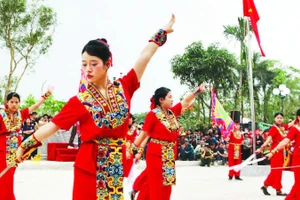 Màn múa kiếm thể hiện tinh thần thượng võ.