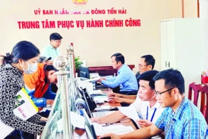 Cán bộ, công chức Trung tâm phục vụ hành chính công xã Đông Tiền Hải luôn nâng cao tinh thần trách nhiệm trong phục vụ nhân dân.