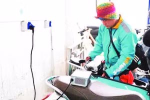 Dịch vụ sạc xe máy điện nở rộ ở Thành phố Hồ Chí Minh. (Ảnh THẾ ANH)