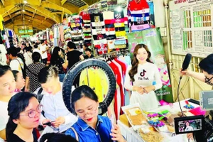 Một hoạt động livestream bán hàng của các KOL tại chợ Bến Thành.