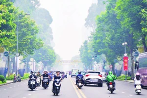 Thành phố Hồ Chí Minh đang tập trung các giải pháp giảm khí thải từ phương tiện giao thông. (Ảnh THẾ ANH)