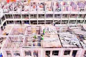 Công nhân Công ty Xây dựng và Thương mại số 6 Điện Biên nỗ lực thi công đẩy nhanh tiến độ công trình xây dựng Trường nội trú liên cấp Thanh Nưa.