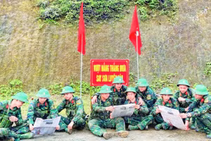 Chiến sĩ Đại đội 1, Tiểu đoàn 1, Trung đoàn 832 đọc báo trên thao trường trong giờ nghỉ giải lao.