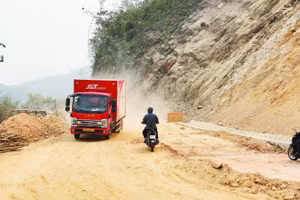 Điểm sạt lở trên tuyến Tỉnh lộ 433 khu vực đỉnh suối Láo, xã Cao Sơn đã, đang được thi công để sớm thông tuyến.
