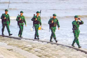 Cán bộ, chiến sĩ Đồn Biên phòng Hàm Luông trong kíp tuần tra, bảo vệ vững chắc chủ quyền nơi biên giới biển.