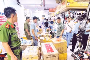 Lực lượng chức năng kiểm tra hộ kinh doanh tại phường Diên Hồng, phát hiện nhiều hàng hóa không rõ nguồn gốc, xuất xứ.