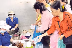 Những suất cơm nóng hổi trao tận tay thân nhân người bệnh.