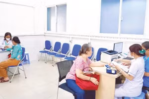 Người dân đến khám sức khỏe tại cơ sở 2 Bệnh viện Nhân dân Gia Định.