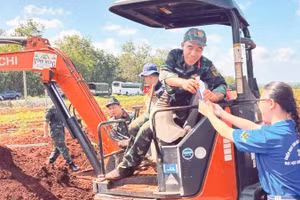 Sinh viên Đại học Kinh tế Thành phố Hồ Chí Minh tiếp sức các chiến sĩ Đội K72 làm nhiệm vụ quy tập hài cốt liệt sĩ tại xã Minh Đức, thành phố Đồng Nai.