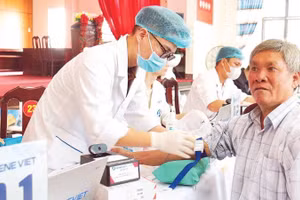 Thu nhận mẫu sinh phẩm của người thân liệt sĩ để phân tích, lưu trữ và đối sánh với mẫu hài cốt liệt sĩ.