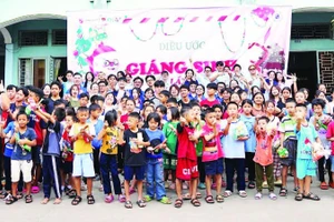 Câu lạc bộ Công tác xã hội, Trường đại học Văn Lang trong hoạt động chương trình “Điều ước Giáng sinh” cho các em nhỏ ở mái ấm Omi.