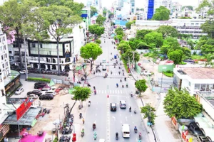 Di dời hạ tầng kỹ thuật phục vụ thi công tuyến Metro Bến Thành-Suối Tiên đoạn qua địa bàn khu vực trung tâm. (Ảnh THẾ ANH)
