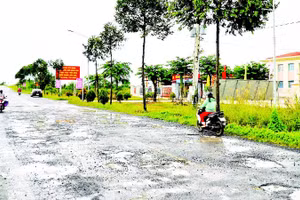 1. Chi chít lồi lõm, dày đặc trên tuyến đường Xuyên Á, đoạn trước Ủy ban nhân dân xã Đông Hòa.