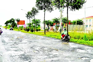 1. Chi chít lồi lõm, dày đặc trên tuyến đường Xuyên Á, đoạn trước Ủy ban nhân dân xã Đông Hòa.