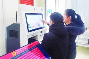 Trung tâm phục vụ hành chính công phường Thục Phán ứng dụng robot AI hỗ trợ người dân tra cứu, làm thủ tục hành chính.