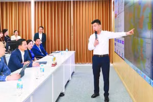 Đại diện Viettel Thái Nguyên báo cáo tiến độ triển khai Trung tâm dữ liệu tỉnh. (Ảnh ANH TUẤN)