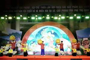 Tiết mục văn nghệ đặc sắc mang biểu tượng cam Cao Phong tại lễ hội.