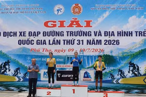 Ban Tổ chức trao giải cho các vận động viên xuất sắc tại nội dung băng đồng.