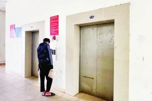 Một thang máy tại tòa nhà CT1-B hư hỏng.