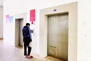 Một thang máy tại tòa nhà CT1-B hư hỏng.