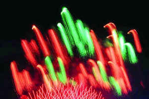 Màn trình diễn pháo hoa giữa hai đội Bồ Đào Nha và Vương quốc Anh.