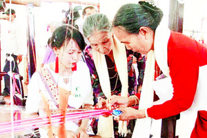 Truyền giữ nghề dệt thổ cẩm Chăm