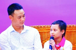Lê Hà Minh Anh và bố em, người đồng hành cùng cô bé trong những ngày chiến đấu với căn bệnh ung thư.