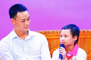 Lê Hà Minh Anh và bố em, người đồng hành cùng cô bé trong những ngày chiến đấu với căn bệnh ung thư.