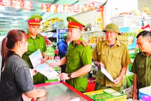 Công an xã Xuân Ái, tỉnh Lào Cai phát tờ rơi tuyên truyền phòng chống ma túy đến người dân.