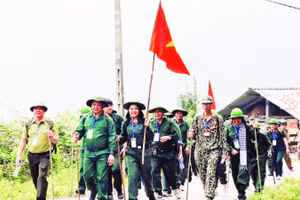 Hàng trăm cựu chiến binh, du khách tham gia chương trình “Hành quân theo bước chân anh” tại xã Thanh Thủy, tỉnh Tuyên Quang.
