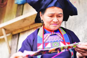 1. Trang phục của cả nam và nữ đều do phụ nữ H’Mông đen khéo léo làm ra.