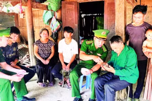 Cán bộ Biên phòng tỉnh Sơn La hướng dẫn đồng bào vùng biên sử dụng internet trên điện thoại.