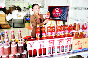 Nhiều năm qua, bà Trần Thị Duyên vẫn cố gắng gìn giữ và phát triển nghề truyền thống của gia đình.