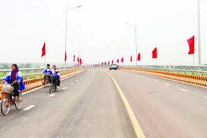 Học sinh đi qua cầu Cẩm Vân tới lớp, tới trường.