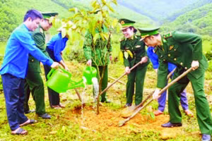 Tuổi trẻ Bộ đội Biên phòng tỉnh Nghệ An và đoàn viên thanh niên địa phương hăng hái trồng cây Xuân Bính Ngọ 2026. (Ảnh HIẾU THẠCH)