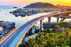 Toàn dự án có 8 cầu, trong đó có 5 cầu lớn và 3 cầu nhỏ. Trong ảnh: Cầu Lạch Quèn. (Ảnh NHẬT THANH)