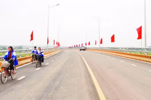 Học sinh đi qua cầu Cẩm Vân tới lớp, tới trường.