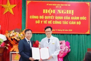 Đồng chí Lê Hồng Trung, Tỉnh ủy viên, Giám đốc Sở Y tế Phú Thọ (trái) trao Quyết định cho đồng chí Trương Như Hiển (phải).