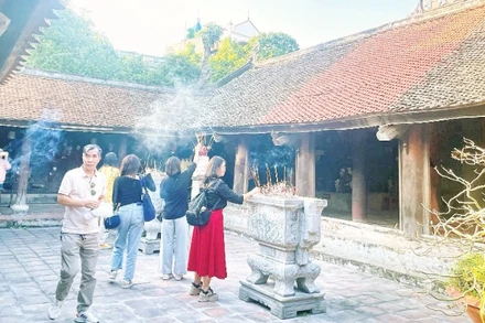 Du khách vãn cảnh chùa Chuông (Hưng Yên).