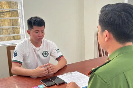 Đối tượng Nguyễn Ngọc Anh tại cơ quan điều tra. (Ảnh: Công an cung cấp)