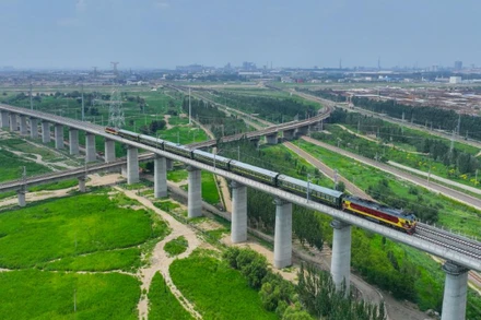 Chạy thử tuyến tàu cao tốc đoạn từ Bao Đầu đến Huệ Nông ở Khu tự trị Nội Mông, Trung Quốc. (Ảnh: Tân Hoa xã)