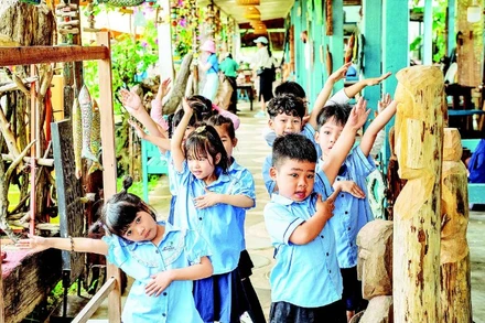 Các em nhỏ vui chơi ở làng Củi Lũ, phường Hội An Tây, thành phố Đà Nẵng. (Ảnh HIỆP NGUYỄN)