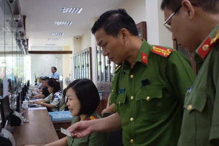 Công an tỉnh Hưng Yên phục vụ nhân dân trong việc giải quyết thủ tục hành chính.