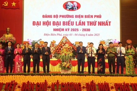 Các đồng chí lãnh đạo tỉnh Điện Biên tặng hoa, chúc mừng Đại hội Đại biểu Đảng bộ phường Điện Biên Phủ.