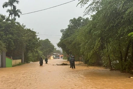 Mưa lớn khiến quốc lộ 70B qua xã Phú Khê, tỉnh Phú Thọ bị ngập sâu, việc đi lại của người dân gặp nhiều khó khăn.