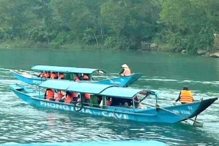 Du khách tham quan động Phong Nha.