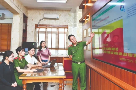 Cán bộ, giảng viên, học viên Học viện Cảnh sát nhân dân ứng dụng công nghệ AI trong công tác tư vấn, tuyển sinh. (Ảnh: THẾ ĐẠI)
