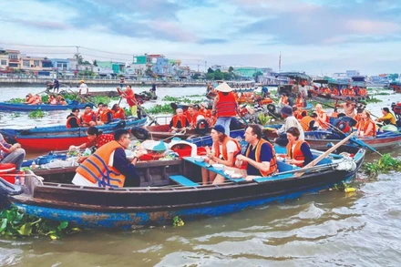 Trải nghiệm ẩm thực chợ nổi Cái Răng (Cần Thơ) hấp dẫn du khách trong nước và quốc tế.