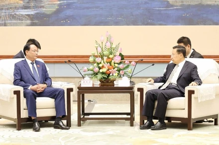 Phó Chủ tịch Quốc hội Trần Quang Phương hội kiến Bí thư Tỉnh ủy Tứ Xuyên Vương Hiểu Huy.